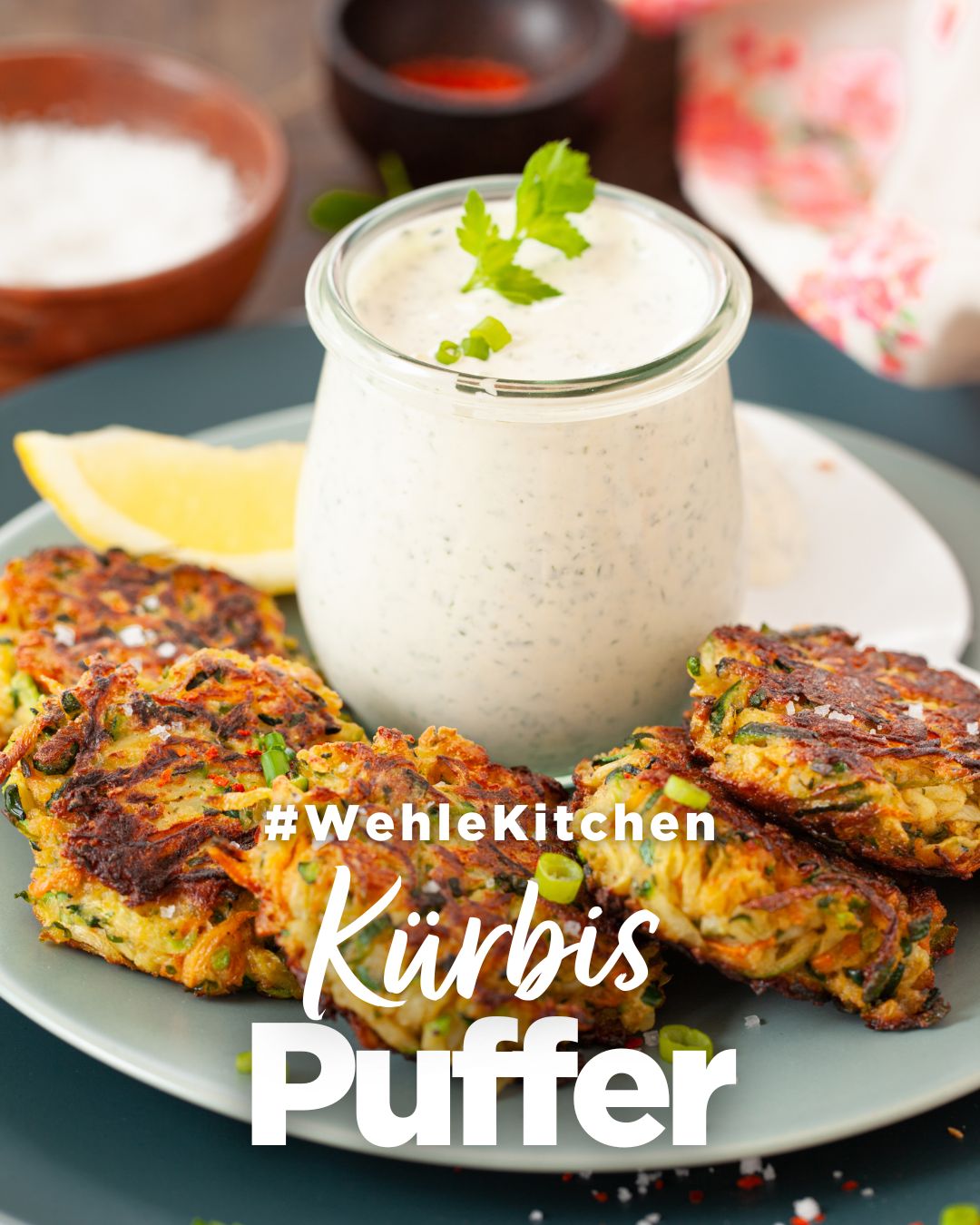 Gesunde Kürbis-Puffer mit Kräuter-Dip – Lecker, leicht & voller Nährstoffe! 🎃✨